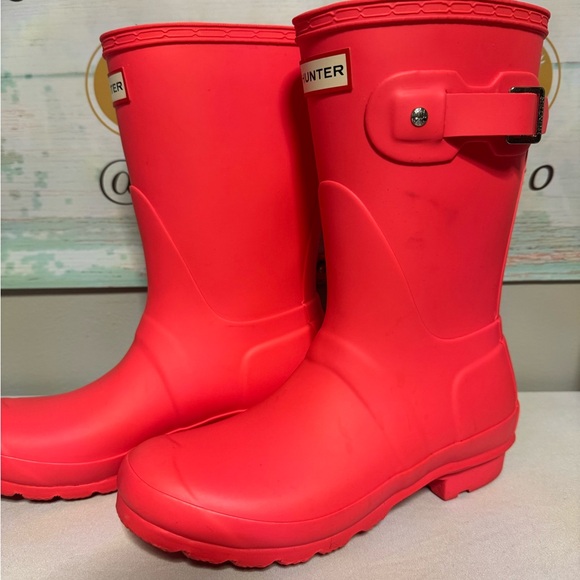 Barely used red womens Hunter size 6. - Picture 4 of 4